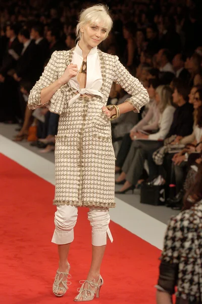 Look 16